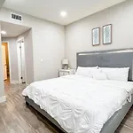 Modern Apartment In Trendy Area
